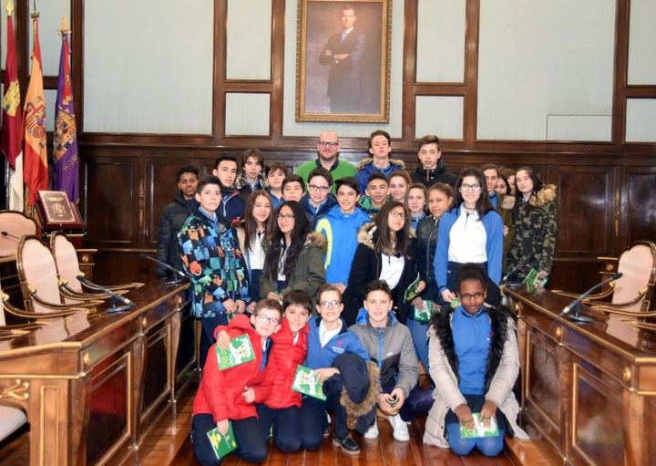 Escolares de la ESO del Colegio Maristas visitan la Diputación Provincial