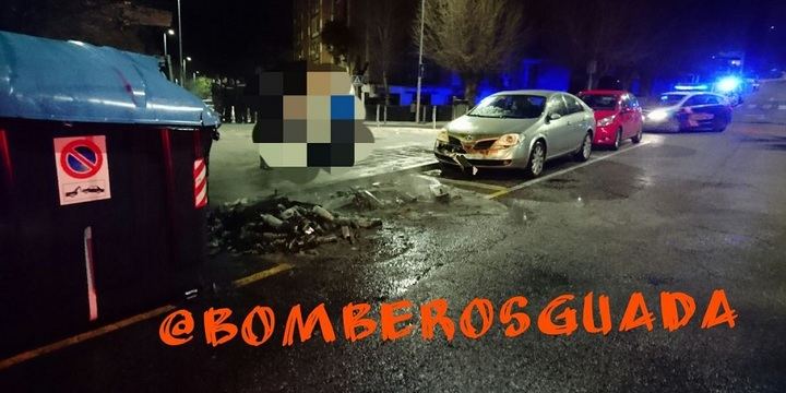 Imagen de archivo de una quema anterior de contenedores. Foto: @bomberosguada