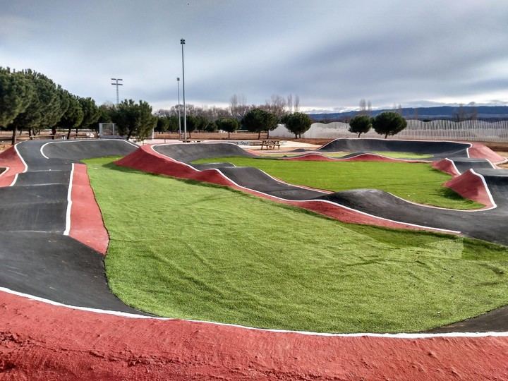Alovera estrena una pista “pumptrack” para deportes de inercia