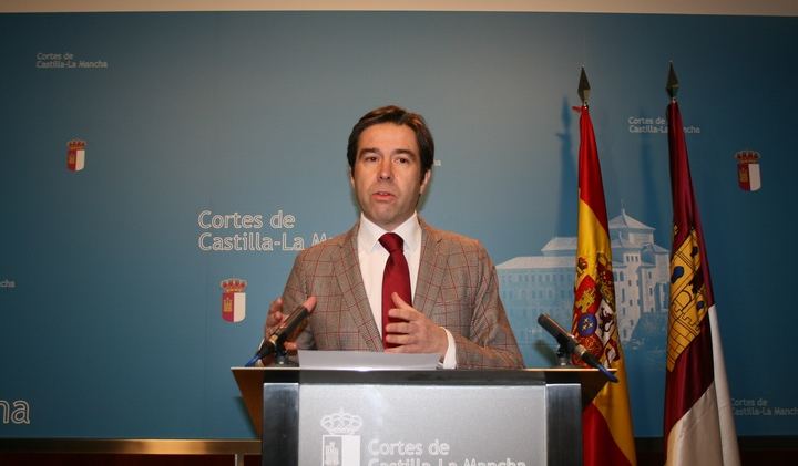 “Page contrata nuevos asesores mientras persiste en la precariedad laboral de los profesionales sanitarios”