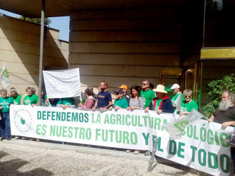Los agricultores ecológicos se encierran en la Consejería de Agricultura hasta que les reciba Page