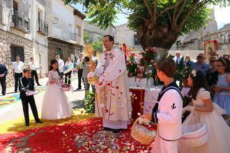 Las calles de Almonacid de Zorita lucieron las alfombras del Corpus Christi