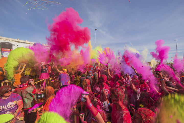 Polvos de neón en la Holi Life nocturna que se celebrará en Guadalajara