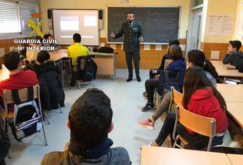 La Guardia Civil de Guadalajara ha impartido 462 conferencias de prevención del acoso escolar y el uso de redes sociales este curso