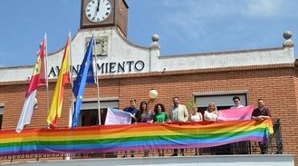 La bandera LGTBI, en el balcón del Ayuntamiento de Azuqueca por acuerdo de todos los grupos políticos