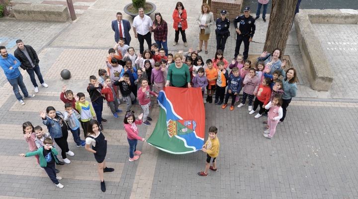 Primer izado de la nueva bandera municipal por las alcaldesas de Alovera