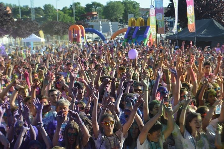 4.000 runners disfrutan con los polvos de colores en la edición Day & Night de la carrera lúdica Holi Life en Guadalajara