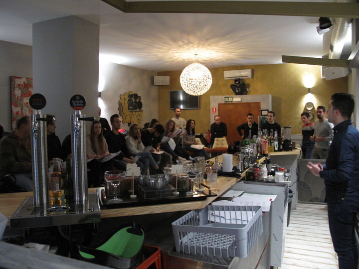 La Federación de Turismo imparte un curso para la preparación de cócteles