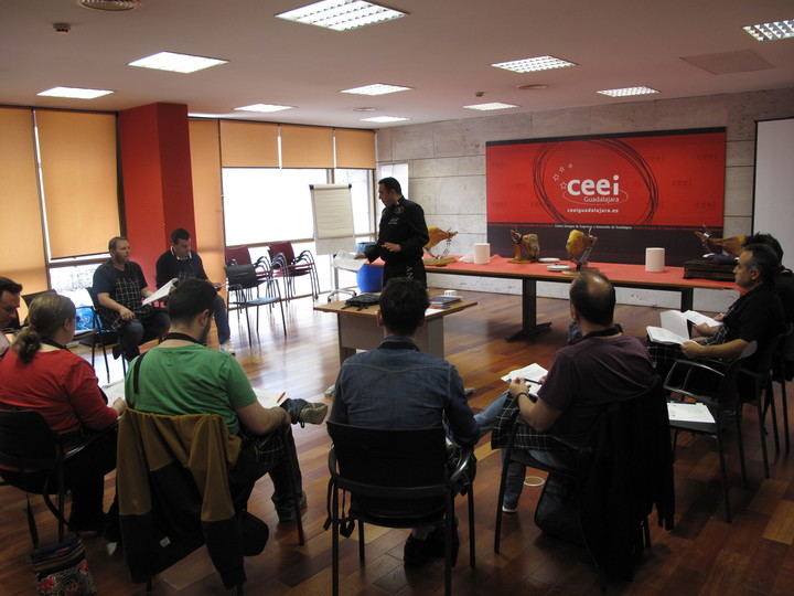 Hosteleros alcarreños perfeccionan en el arte de cortar jamón durante un curso