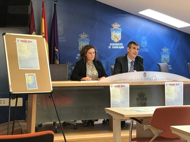 Román presenta los programas diseñados por el Ayuntamiento para favorecer la conciliación durante este verano