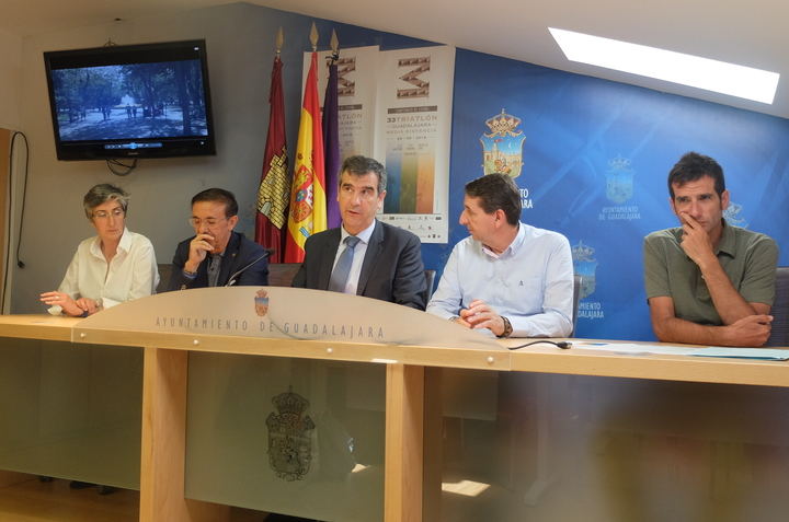 950 deportistas participarán este sábado en el XXXIII Triatlón de Guadalajara