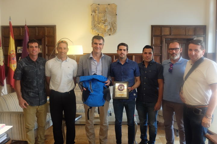 El alcalde agradece al Club Triatlón Guadalajara el esfuerzo realizado para organizar el XXXIII Triatlón de Guadalajara