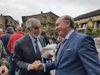 El presidente de la Diputación asiste a las Danzas y Bailes de la Octava del Corpus en Valverde de los Arroyos