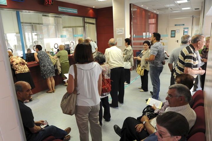 Los médicos temen un verano 'caótico' en Castilla La Mancha y piden a Page soluciones concretas