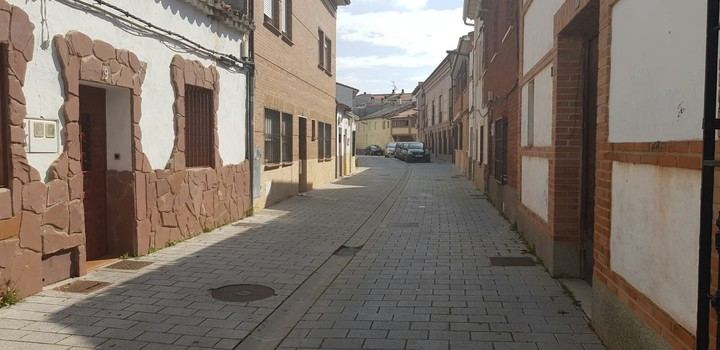 Denuncian que los vecinos de la calle Soledad de Azuqueca siguen “viviendo un infierno”