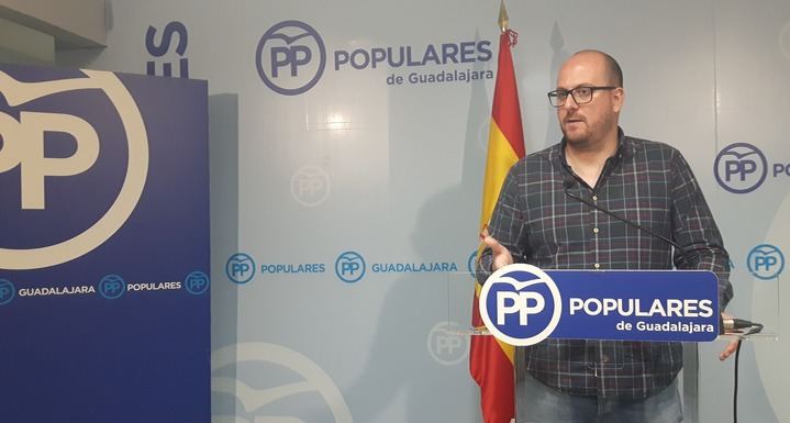 Castillo: “La política temeraria del PSOE dando la ‘patada en la puerta’ del colegio de Valdeluz traerá la quiebra del Ayuntamiento”