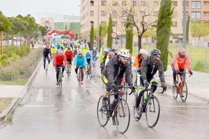 Cerca de 200 corredores participaron en la IV Marcha Cicloturista José Luis Viejo en Azuqueca