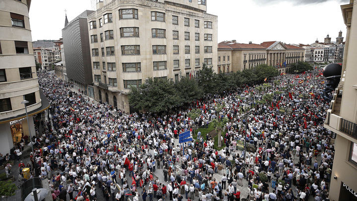 Miles de personas se manifiestan contra la imposición del euskera