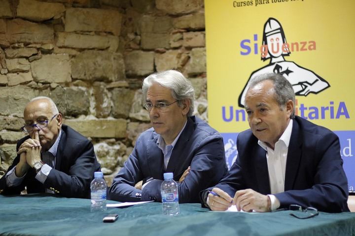 Antonio Fernández-Galiano analiza la 'Encrucijada de los medios de comunicación' en Sigüenza Universitaria