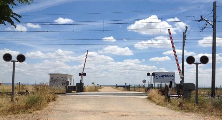 TRÁGICO ACCIDENTE: Tres muertos al arrollar un tren de mercancias un vehículo en un paso a nivel en Fontanar
