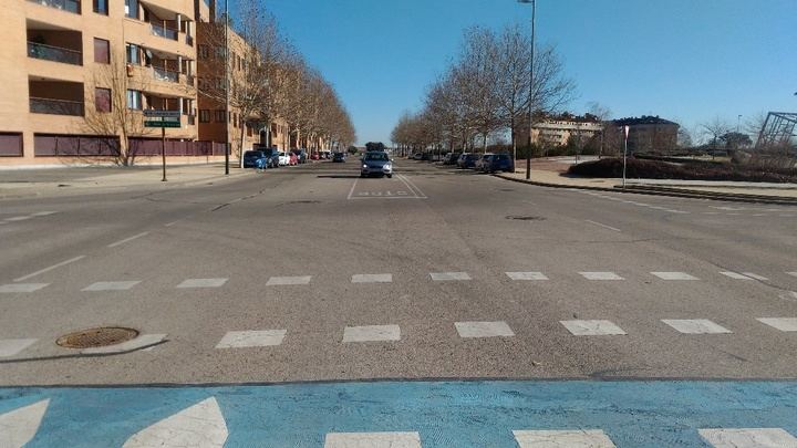 Una glorieta regulará el tráfico en la intersección de la Avenida del Parque y la calle La Encina de Valdeluz