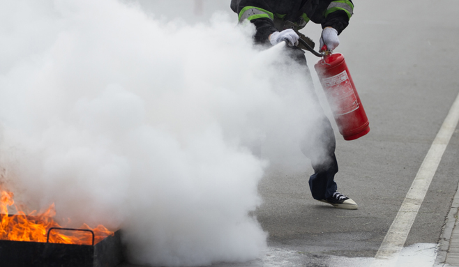 Cuatro personas intoxicadas por el polvo del extintor al intentar sofocar un fuego en El Casar