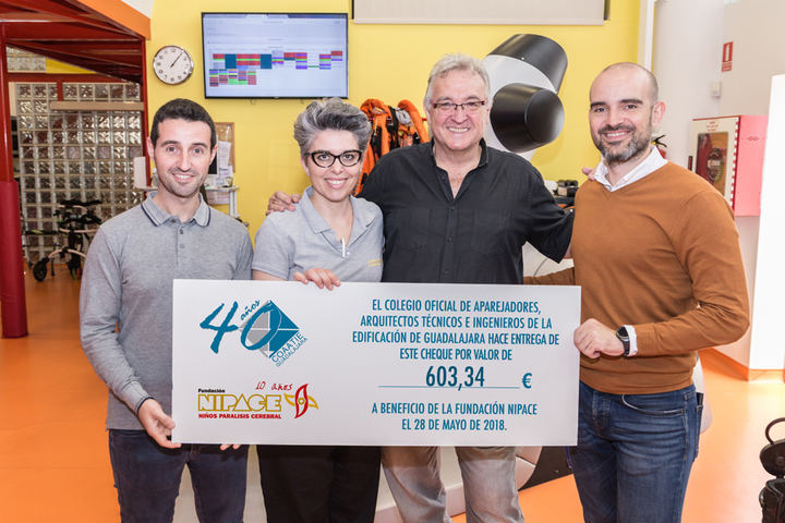 El Colegio de Aparejadores de Guadalajara formaliza una donación a Fundación Nipace