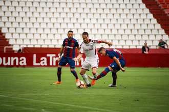 Un gran Alba remonta e ilusiona a su afición pese a caer en penaltis