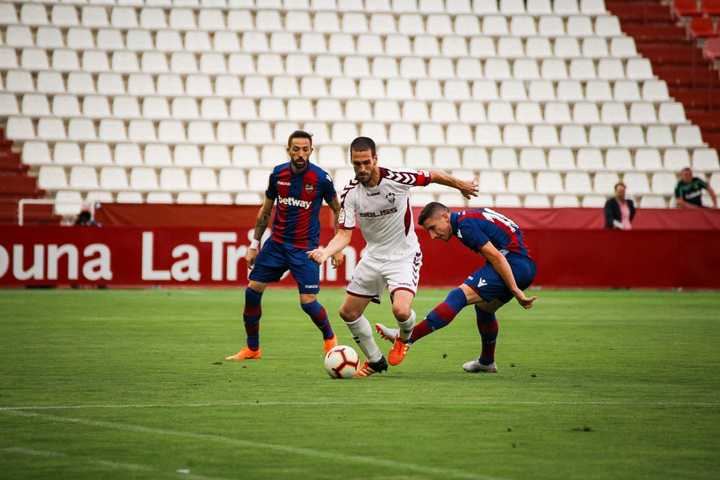 Un gran Alba remonta e ilusiona a su afición pese a caer en penaltis