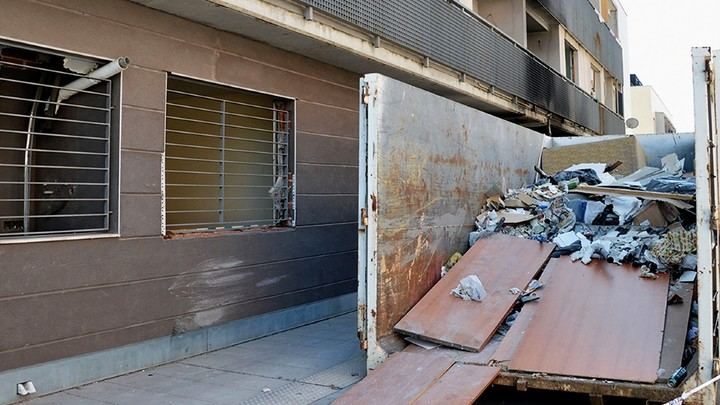 El Ayuntamiento de Azuqueca retira 27,1 toneladas de basura y escombros de los edificios ocupados de la calle Navarrosa