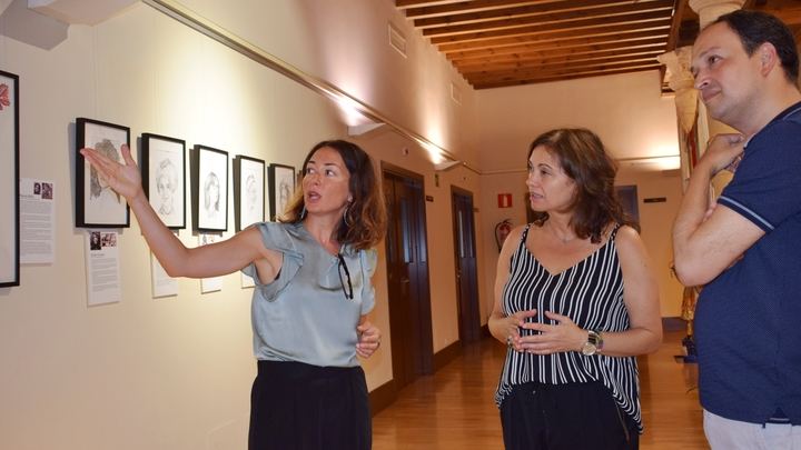 La Biblioteca pública de Guadalajara acoge la exposición ‘Tejiendo la historia’, que visibiliza a través de retratos la figura de mujeres artistas 