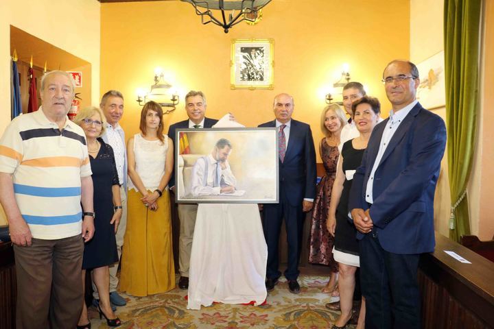 El pintor Emilio Fernández-Galiano dona un retrato de Felipe VI al Ayuntamiento de Sigüenza