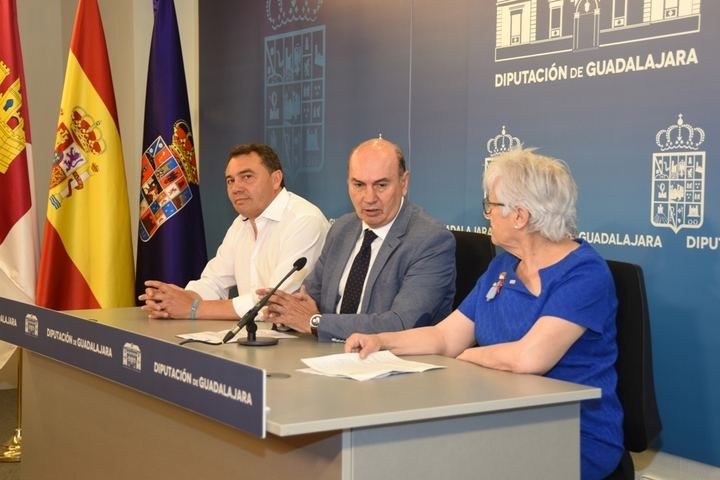 El presidente de la Diputación firma un convenio con Cruz Roja para financiar un programa de atención de necesidades básicas