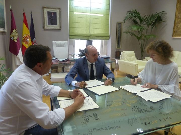 Diputación colabora con el programa de apoyo a la maternidad en situación de dificultad de Red Madre