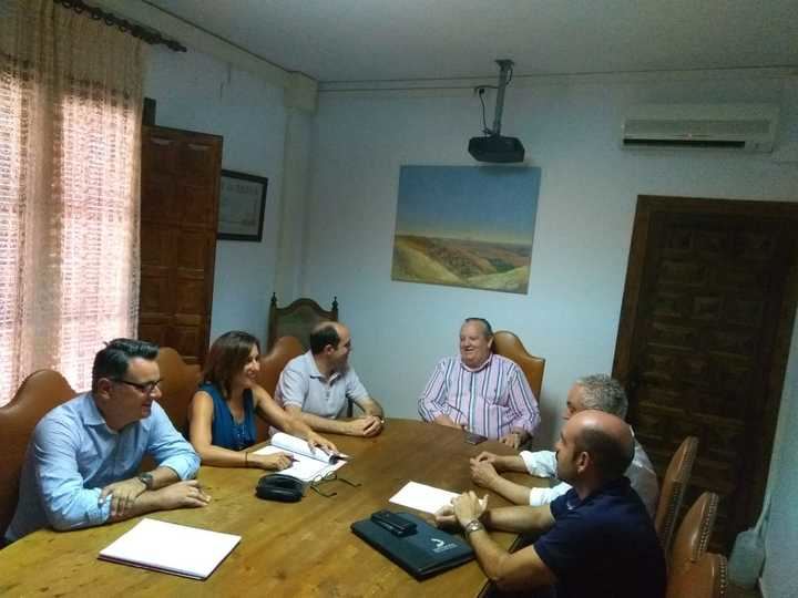 El diputado de Obras explica el proyecto de mejora de la carretera de El Casar a los responsables del Ayuntamiento