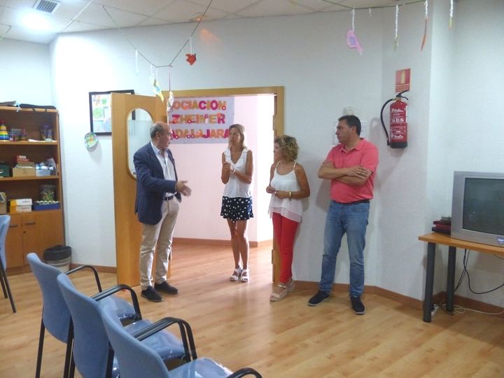 El presidente de la Diputación visita la Asociación de Enfermos de Alzheimer en la capital