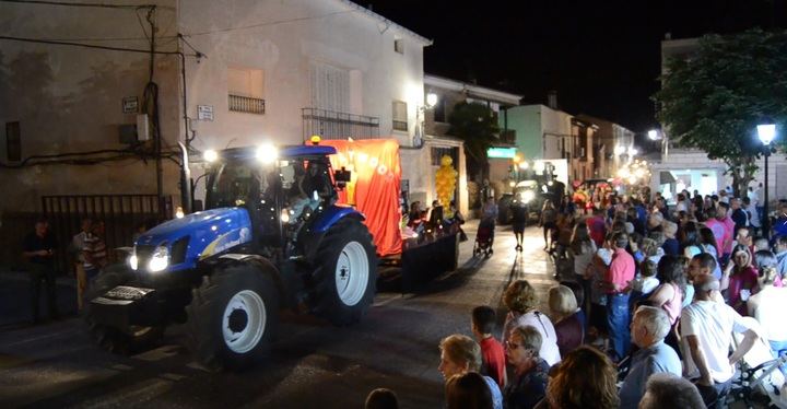 El desfile de carrozas volvió a marcar el inicio de unas multitudinarias fiestas de San Cristóbal en Yebra