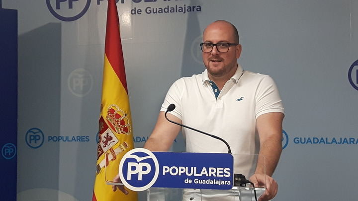 Castillo denuncia “el acoso del PSOE a las clases medias con medidas como la subida del precio del billete de Cercanías”