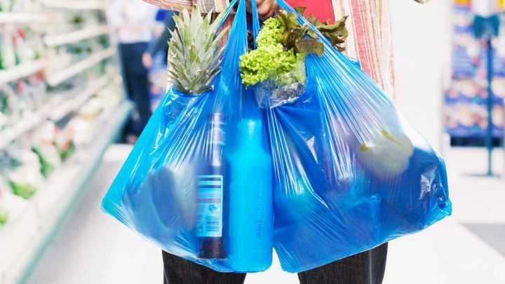 Los consumidores deberán pagar a partir de este domingo por cada bolsa de plástico que reciban