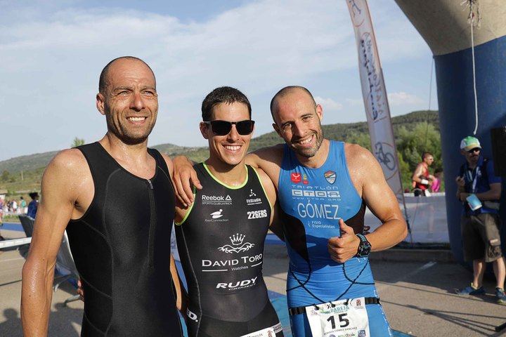 El extremeño Pakillo Fernández y la riojana María Gómez se imponen en el XI Triatlón de Pareja