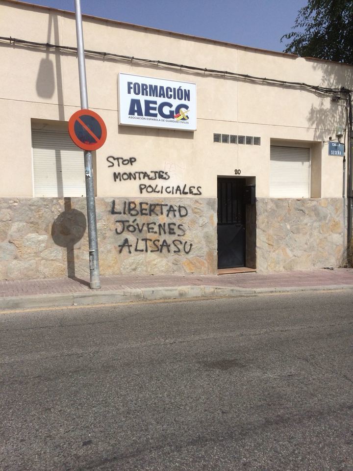 Simpatizantes de los agresores de Alsasua amenazan a la Asociación de la Guardia Civil con pintadas en su sede