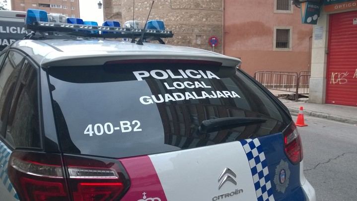 Se sale de la carretera, choca contra una farola y una señal de tráfico y es detenido en la calle González de Mendoza de Guadalajara