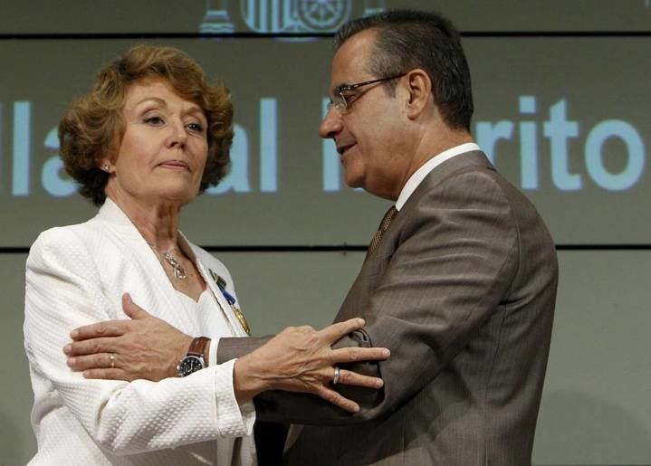 Ussía saca los colores a Rosa María Mateo por 'su purga en toda regla' en RTVE : 15 cambios en tres semanas