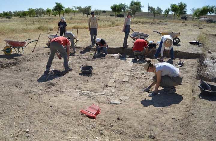 La campaña de excavaciones de este año deja al descubierto varios monumentos funerarios en Segóbriga