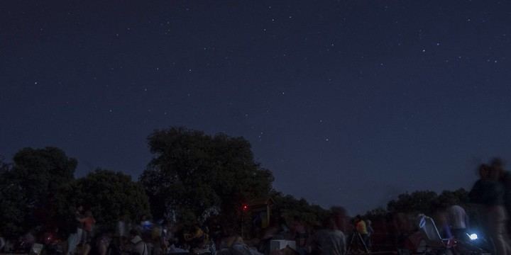 Medio millar de personas eligieron AstroYebes este fin de semana para ver las Perseidas desde Valdenazar