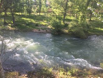La fuerza del agua tras las últimas lluvias obliga a aplazar las Vacas por el Tajo en Trillo