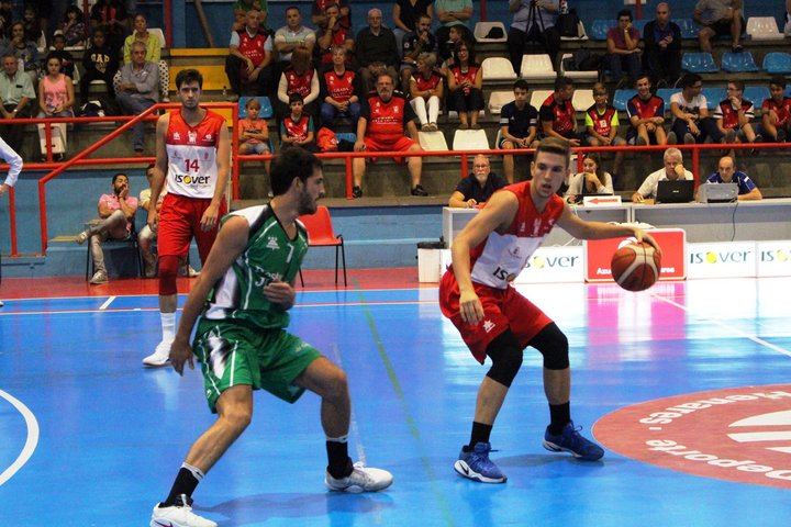 Carlos Hidalgo vuelve a LEB Plata tras renovar con el Isover Basket Azuqueca