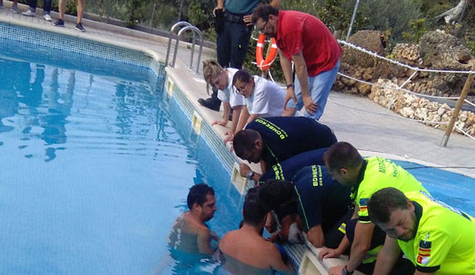 Los bomberos liberan a un niño que se quedó atrapado por el brazo en una piscina de Horche