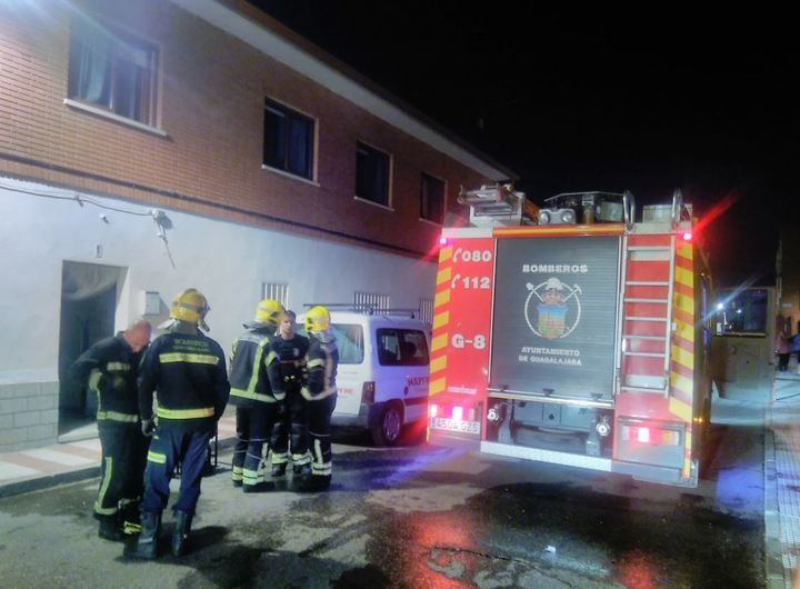 Un incendio en Marchamalo termina con dos ancianos en el Hospital por inhalación de humo