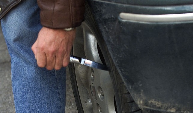 Pincha las ruedas de un furgoneta por estar aparcada “demasiado cerca” de su vehículo